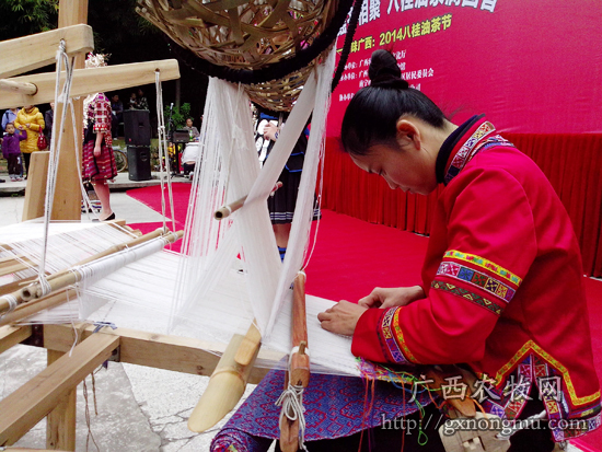 民族工艺展示——织壮锦