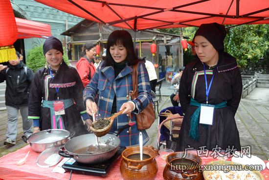 喜欢油茶文化的游客学做油茶