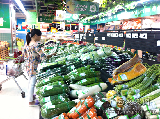 一位市民在平价区选购蔬菜