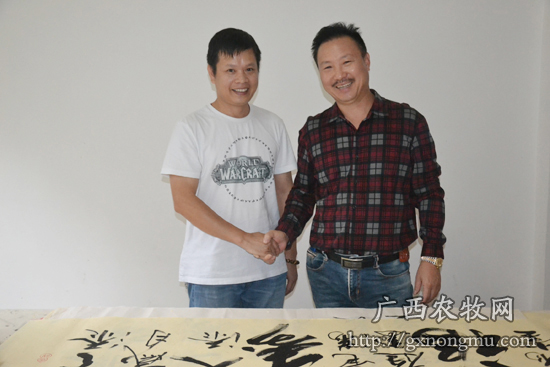 广西龟鳖协会副会长（图右）和广西农牧网总策划合影