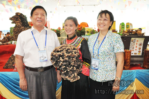 李玉院士、张金霞研究员和参展商