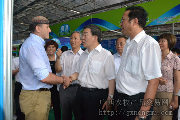 牛顿副部长向前来参展的外国客商了解情况